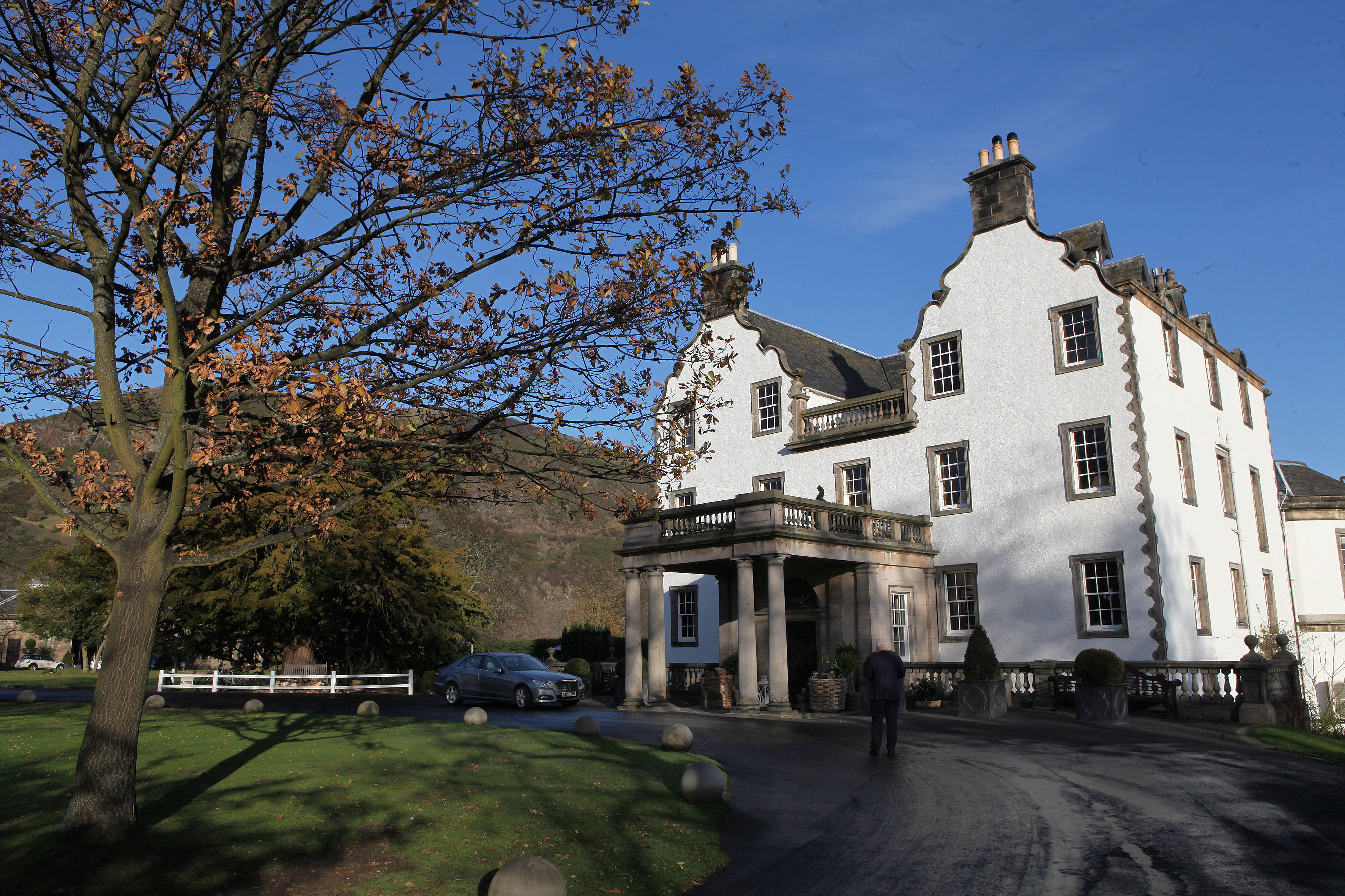 prestonfield-luxury-hotel-in-edinburg...